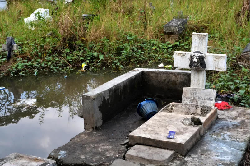 The tomb of one Susan Ratcliffe docking over one of Manila South Cemetery’s deeper and growing swamps. Seen behind are yet other gravestones taking breaths on the surface of the water for the graves whose memories they stand to represent. NICEFORO BALBEDINA