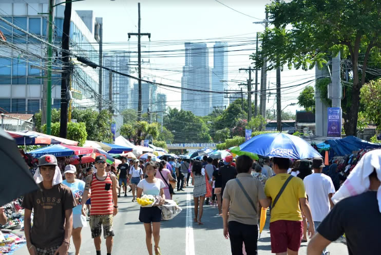 ¬Crowds are beginning to come by the hundreds as the sun rises over the Manila South Cemetery in Barangay Santa Cruz, Makati, on November 1st, 2018.(NICEFORO BALBEDINA/CBCPNEWS)