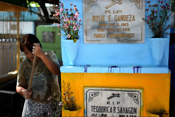 Sepultorera. Ningning cleans the tombs of Rosie Gandeza and TeodoricaSahagon before their families comes to visit tomorrow, November 2, 2018, a day pass the first day’s crowd.(NICEFORO BALBEDINA/CBCPNEWS)